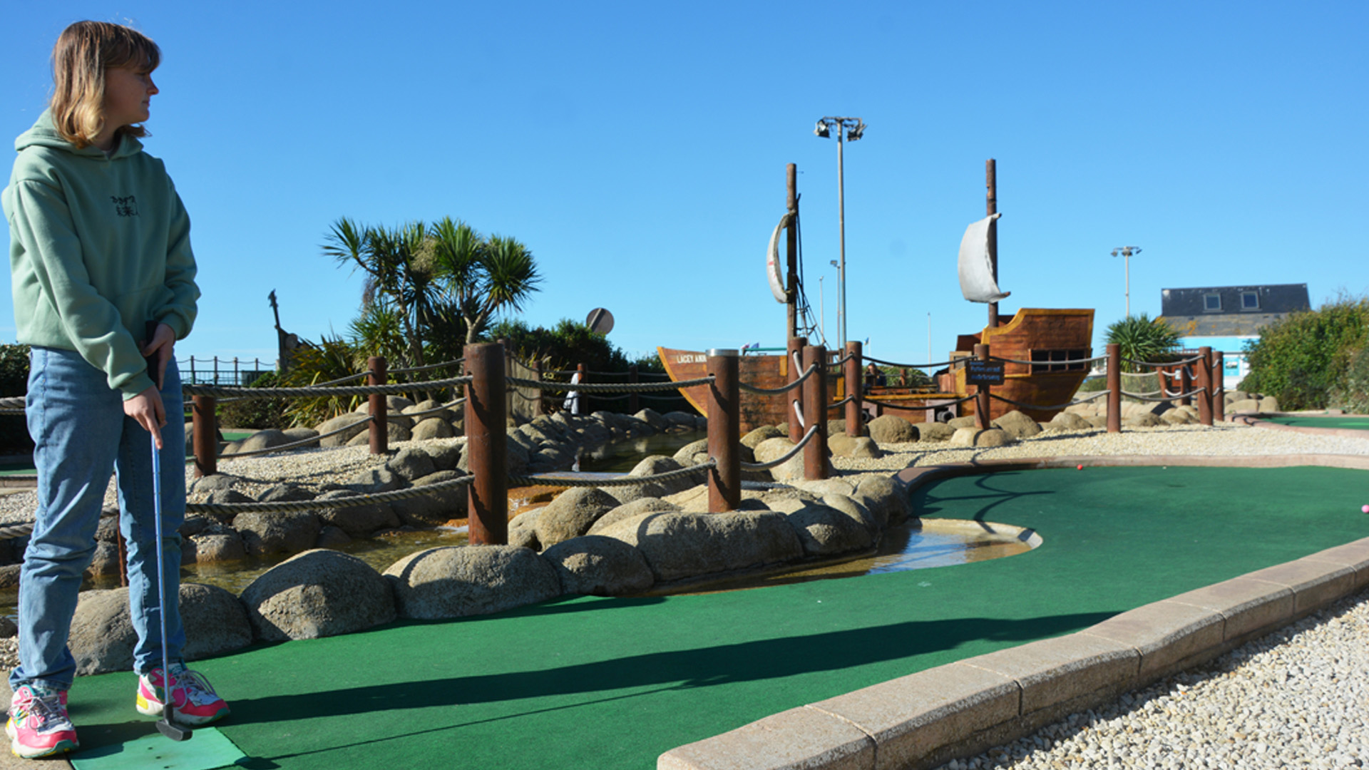 playing the pirate themed aventure golf